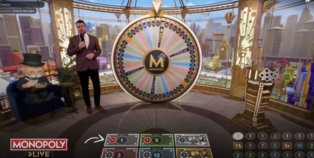 El dealer está jugando una partida de Monopoly Live